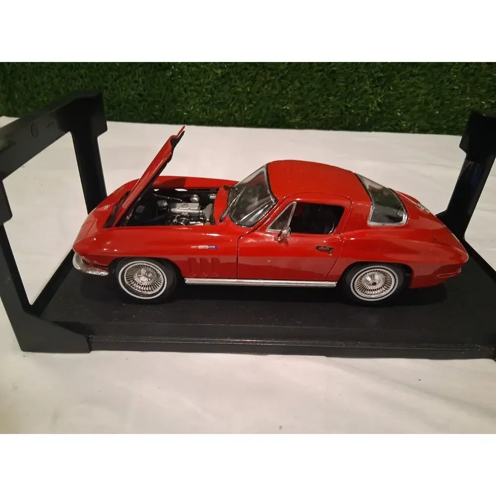 Maisto 1965 Chevrolet Corvette Sting Ray Coupe 1/18 Diecast Car Red With Base